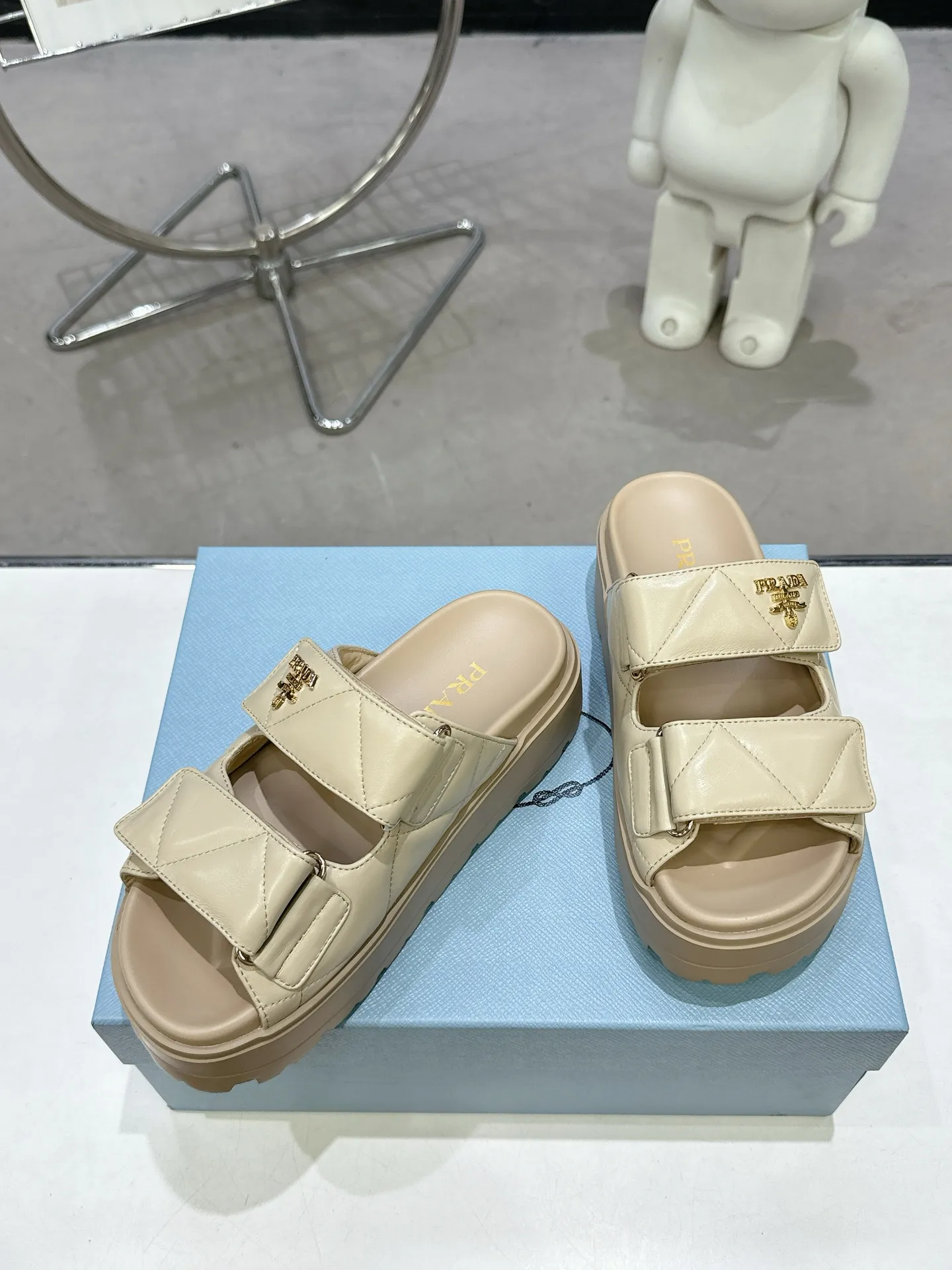 👟👟Ex-factory price 440👟👟 PRADA 2025 vs spring and summer popular sandals series... [Thick-soled double-button sandals] Original 1:1 customization, this year's most fashionable and popular retro British style, simple and elegant, all styles are good-looking, platform thick soles make you slimmer and taller, very comfortable, fashionable and versatile... Many Internet celebrities are on their feet. These platform round-toe thick-soled shoes are very popular this year. They can be worn (increased) for both leisure and leisure. ❶Material: Customized imported calf leather ❷Inner: Customized imported sheepskin ❸Outsole: Original molded ultra-light outsole ❹Sole thickness: 5.5cm ❺Number of yards: 35-40 ❻Packaging: Original full set of packaging ☀Color: Official website updated simultaneously